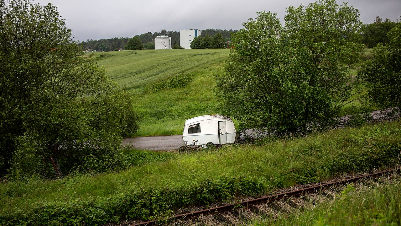 En campingvogn i utkanten av et jorde.