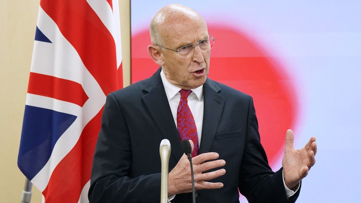 Storbritannias forsvarsminister John Healey går av