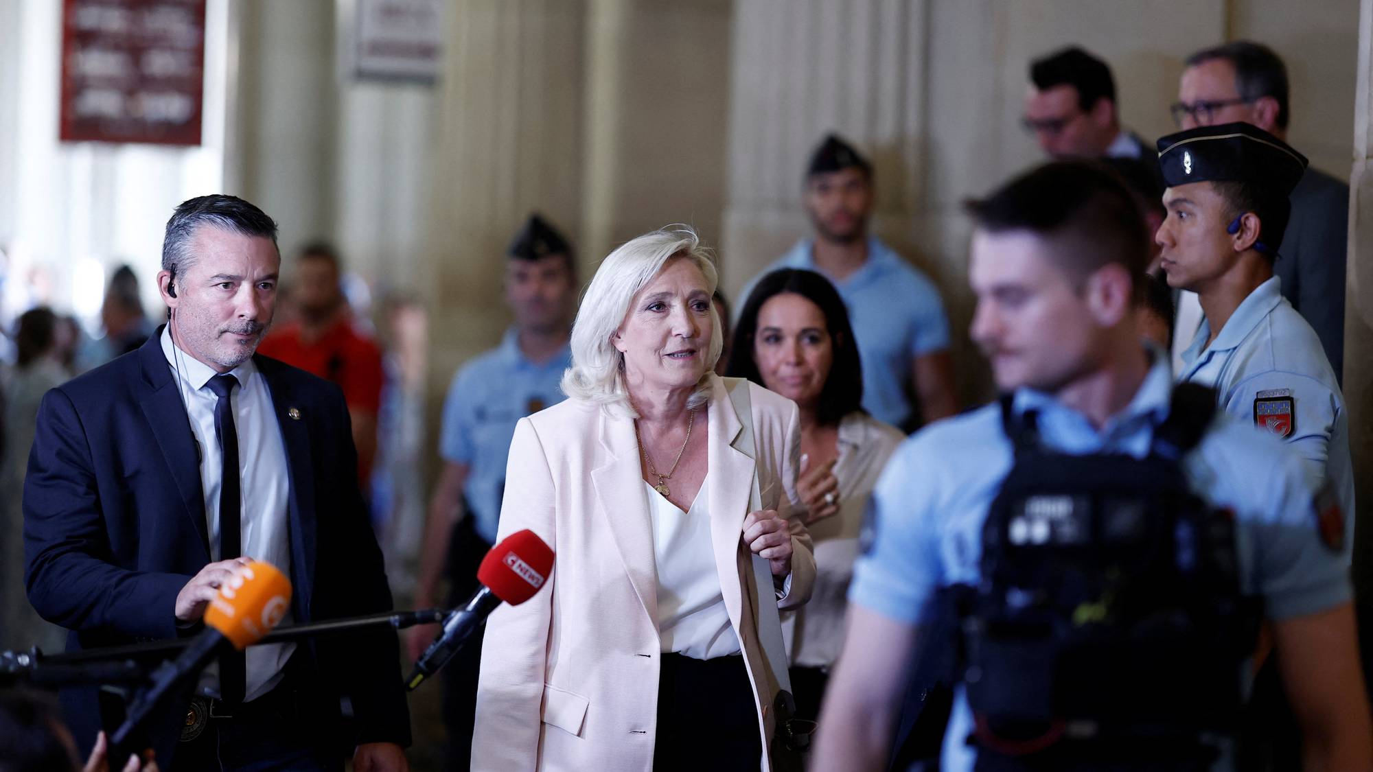 Le Pen på vei ut
