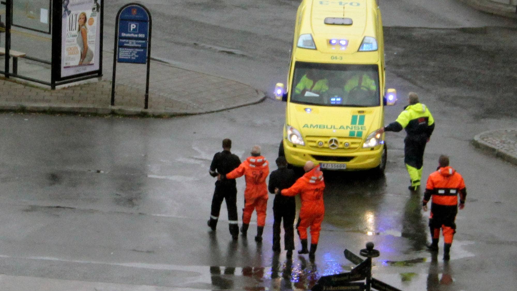 Ålesund 20110915.
Hurtigruteskipet Nordlys brenner like utenfor Ålesund torsdag morgen. To skadde føres inn i ambulanse.
Foto: Olav Helge Matvik / Kystverket / Scanpix