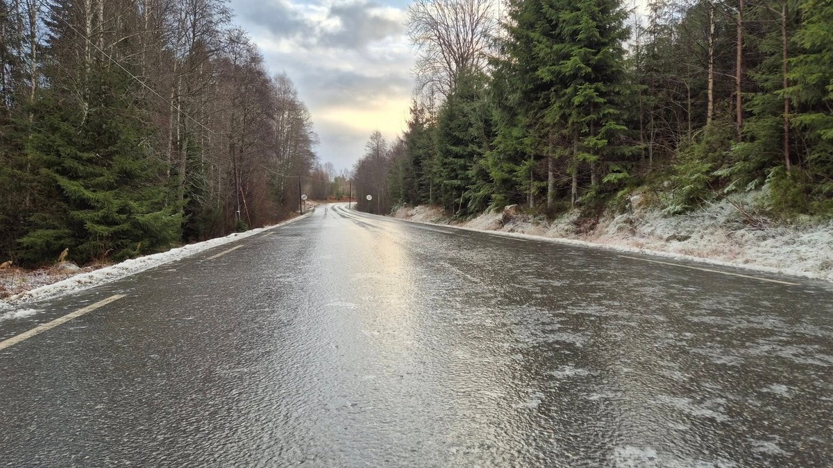 Flere lastebiler veltet på glatte veier på Østlandet