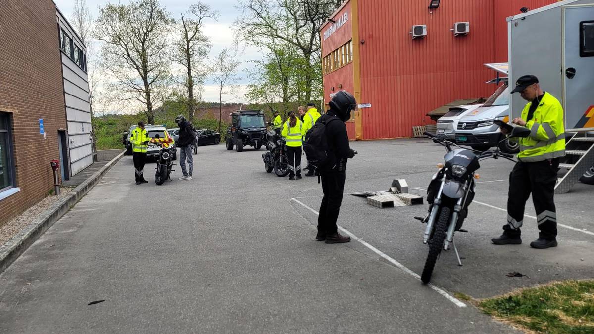 Avskiltet tre lettmotorsykler på skole