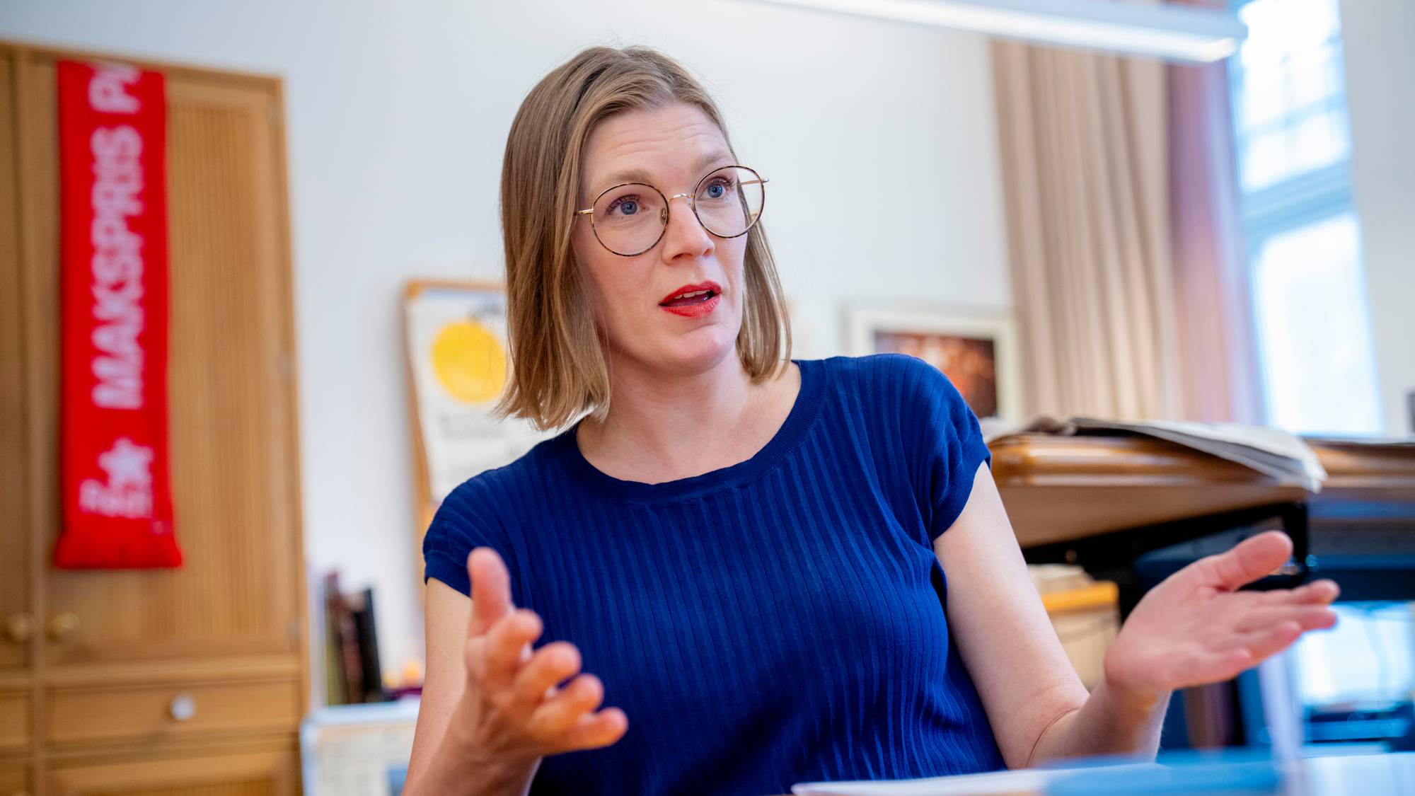 en kvinne som sitter ved et skrivebord