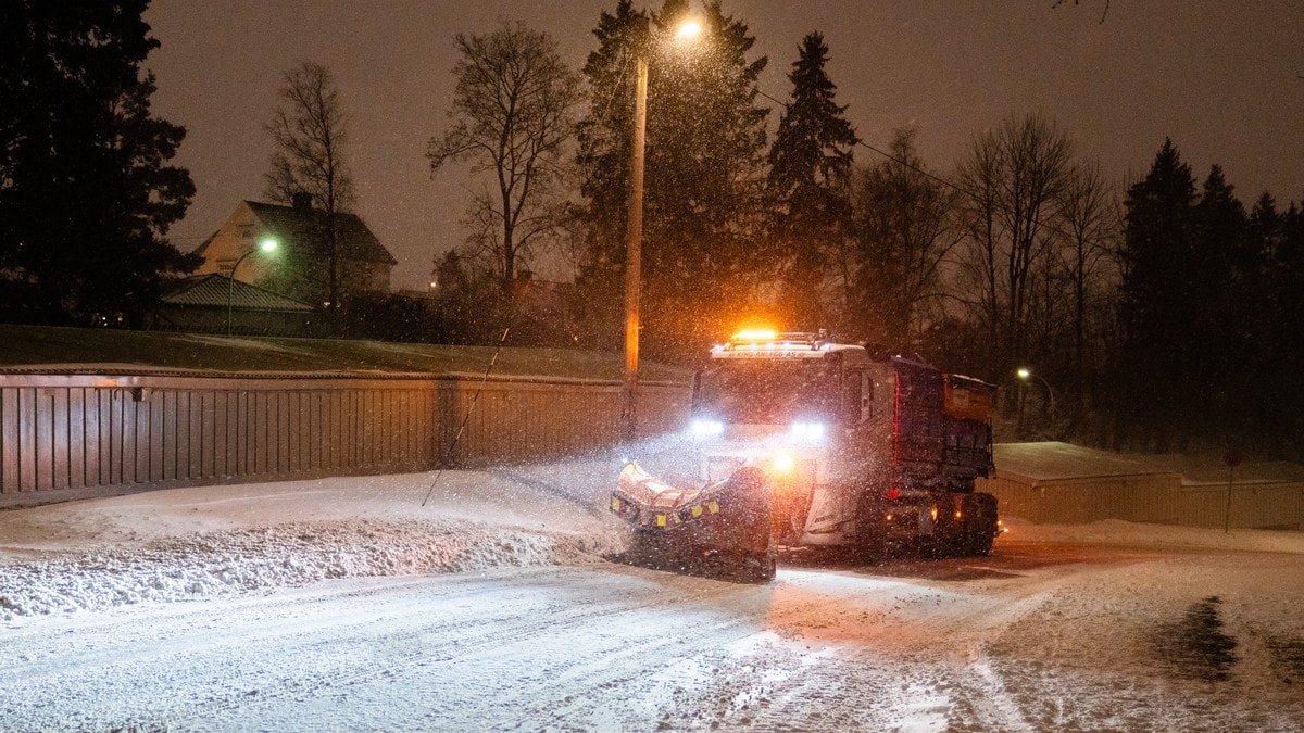 En brøytebil fjerner snø fra en vei i mørket mens det snør. (Bildebeskrivelsen er laget av en KI-tjeneste) FOTO: Aurora Ytreberg Meløe/NRK