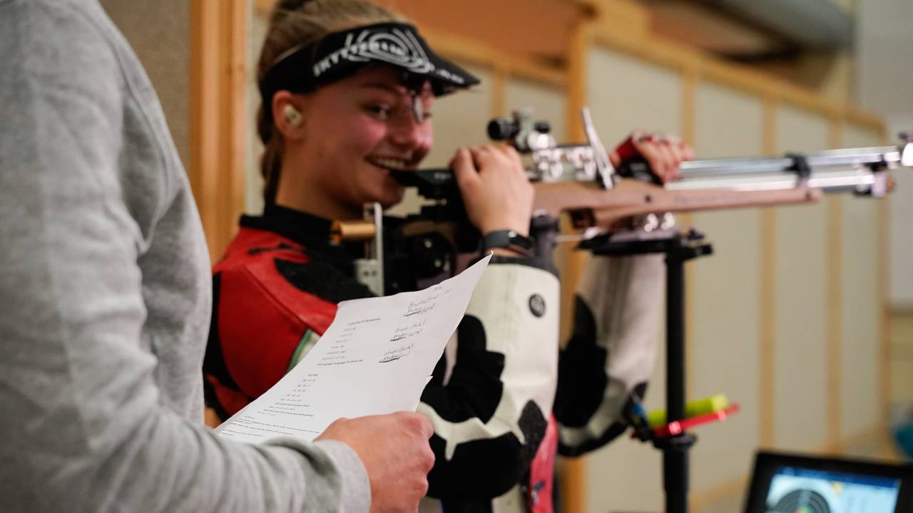 Jenny og Thomas ser på arket med stresstestspørsmål