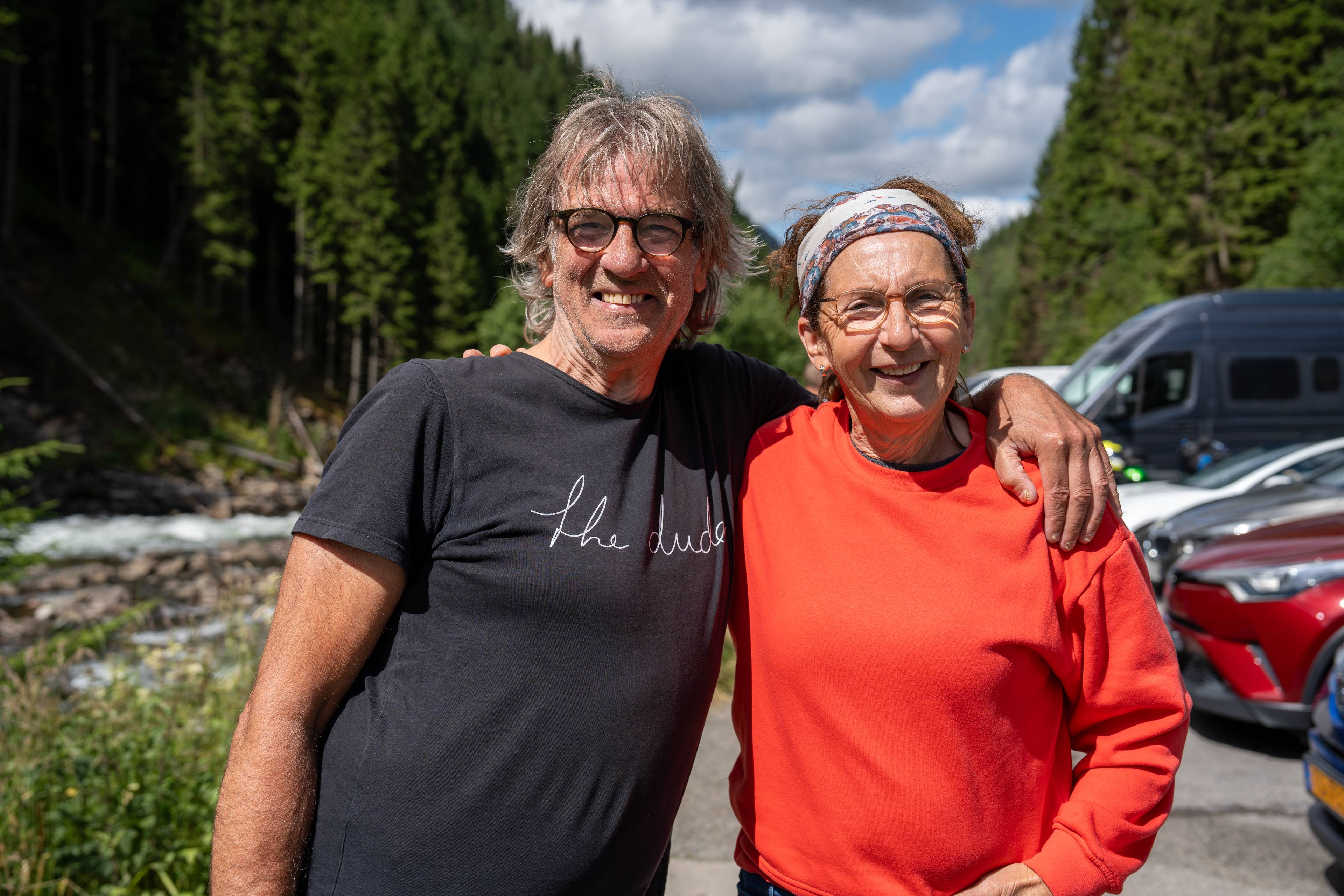 Manuell dirigering forbi turistattraksjonen Låtefoss i Ullensvang
