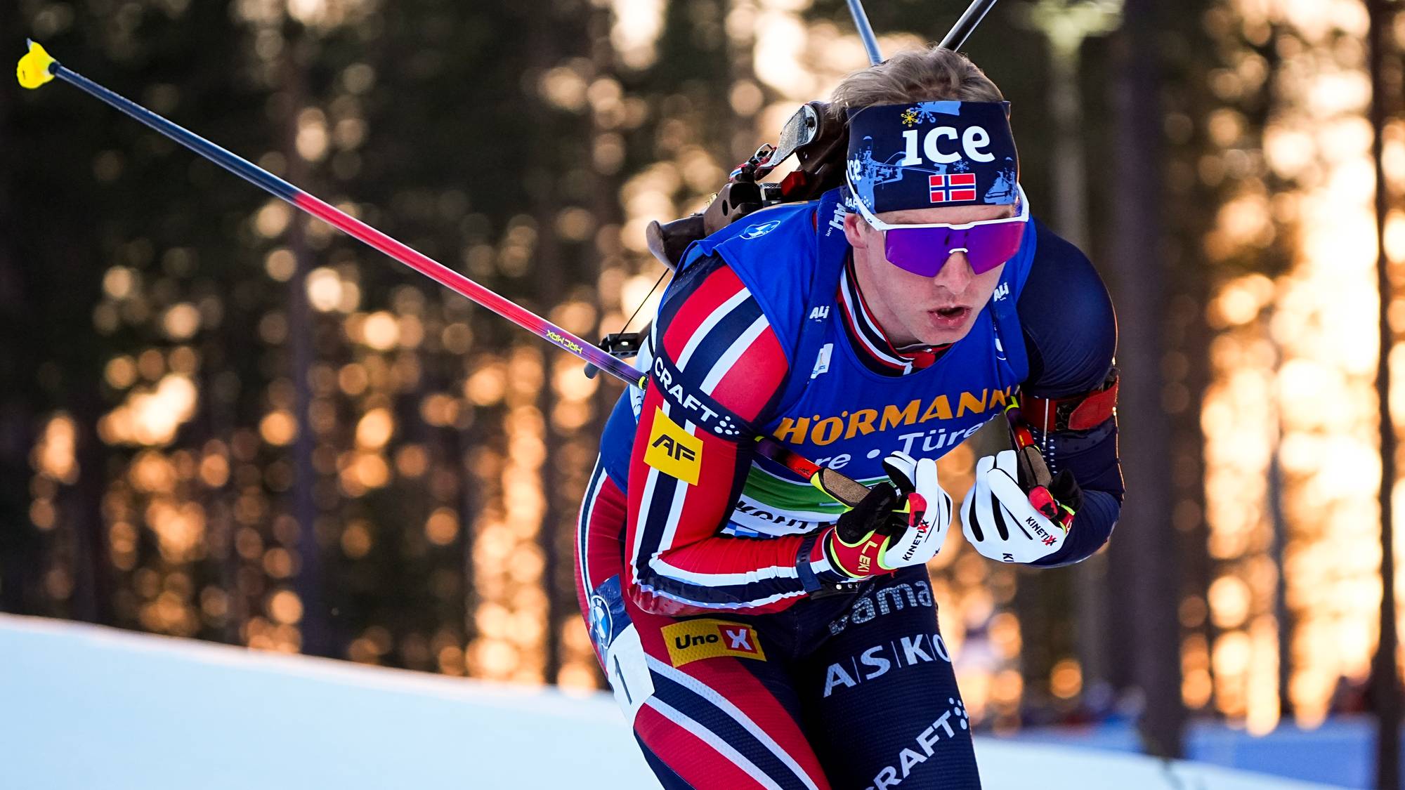 mann som går på ski. Skiskytter Johan-Olav Botn går stafett i Kontilahti i Finland. 