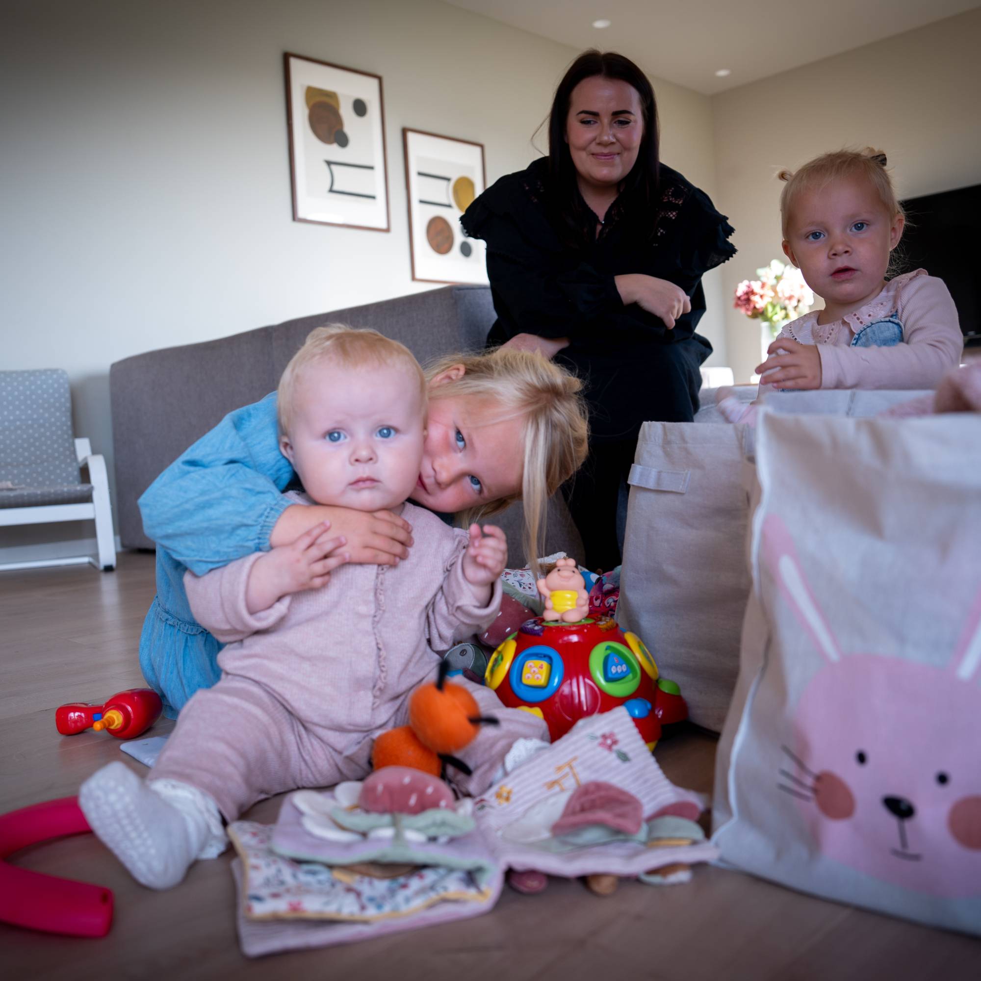 Camilla Josefine Frøysaa fra Vennesla, sammen med sine tre barn Madeline (4,5 år), Mie (2,5 år) og Mathea (9 mnd) som alle heter Fredriksen til etternavn . De to minste har begge hatt rs-viruset. Frøysaa mener gravide burde vært tilbudt vaksine mot rs-virus.