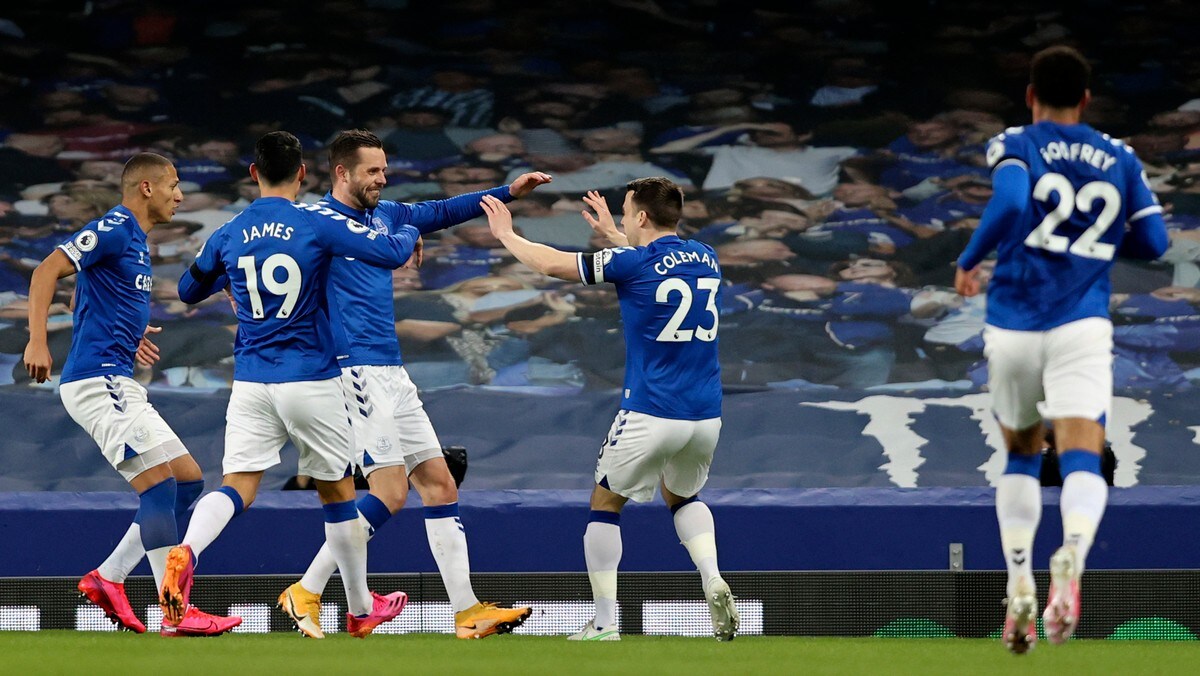 Everton i strupen på rivalene