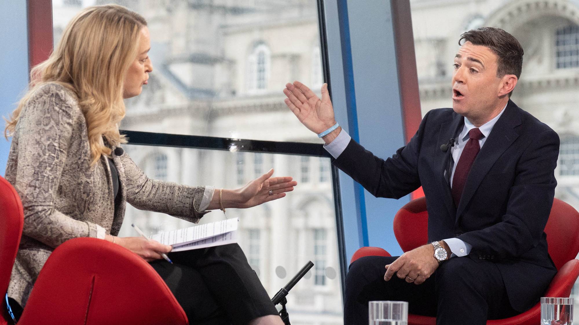 Britenes statsminister Andy Burnham sitter i mørk dress i en rød stol som gjest på BBCs program Sunday With Laura Kuenssberg.