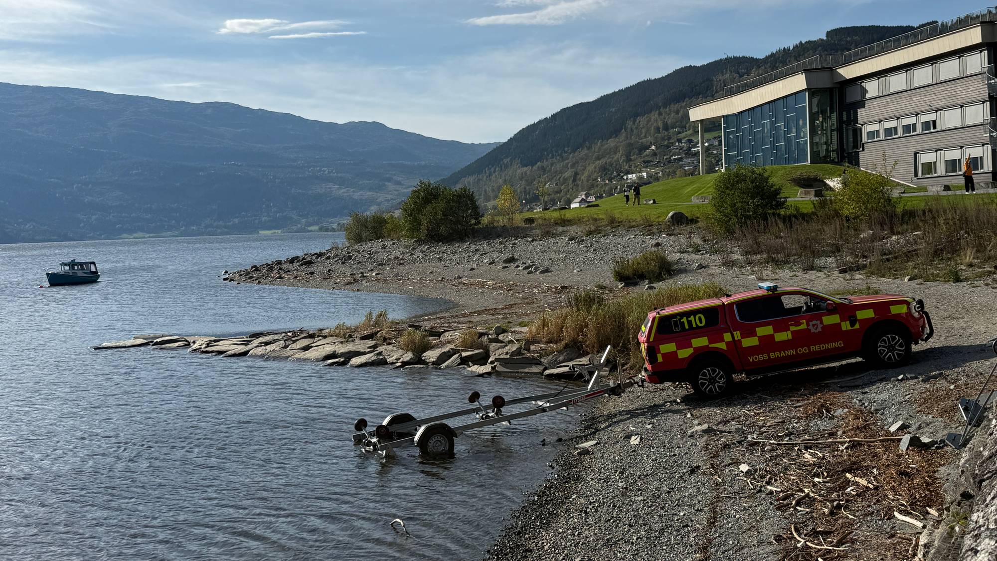 Bil fra brannvesenet med båttilhenger