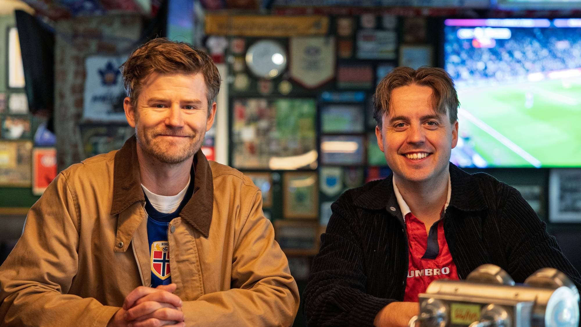 Nicolay Ramm og Markus Neby med ny VM-låt. De smiler og ser inn i kamera.