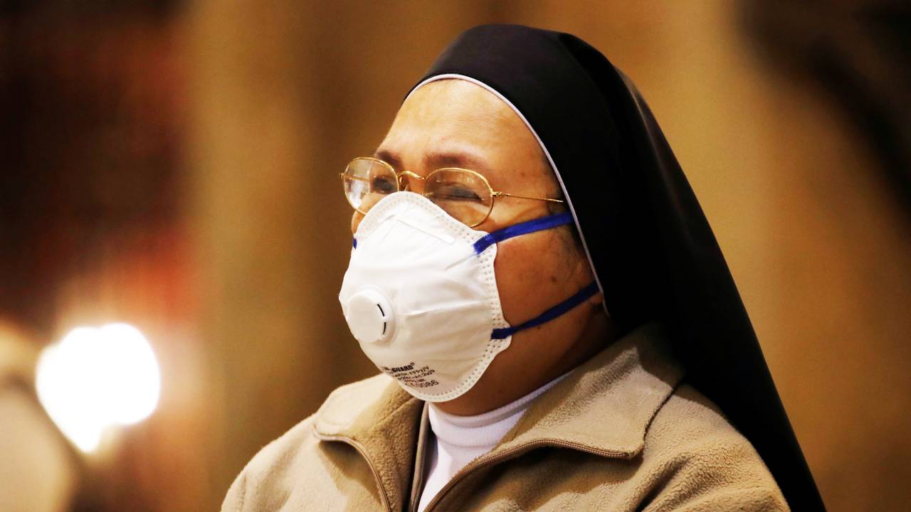 En nonne med maske under en messe i Napoli 2. mai.