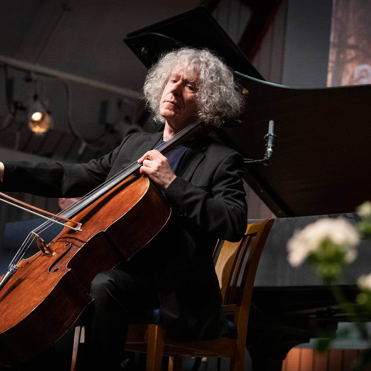 Cellist Steven Isserlis opptrer ved Rosendal kammermusikkfestival 2022.