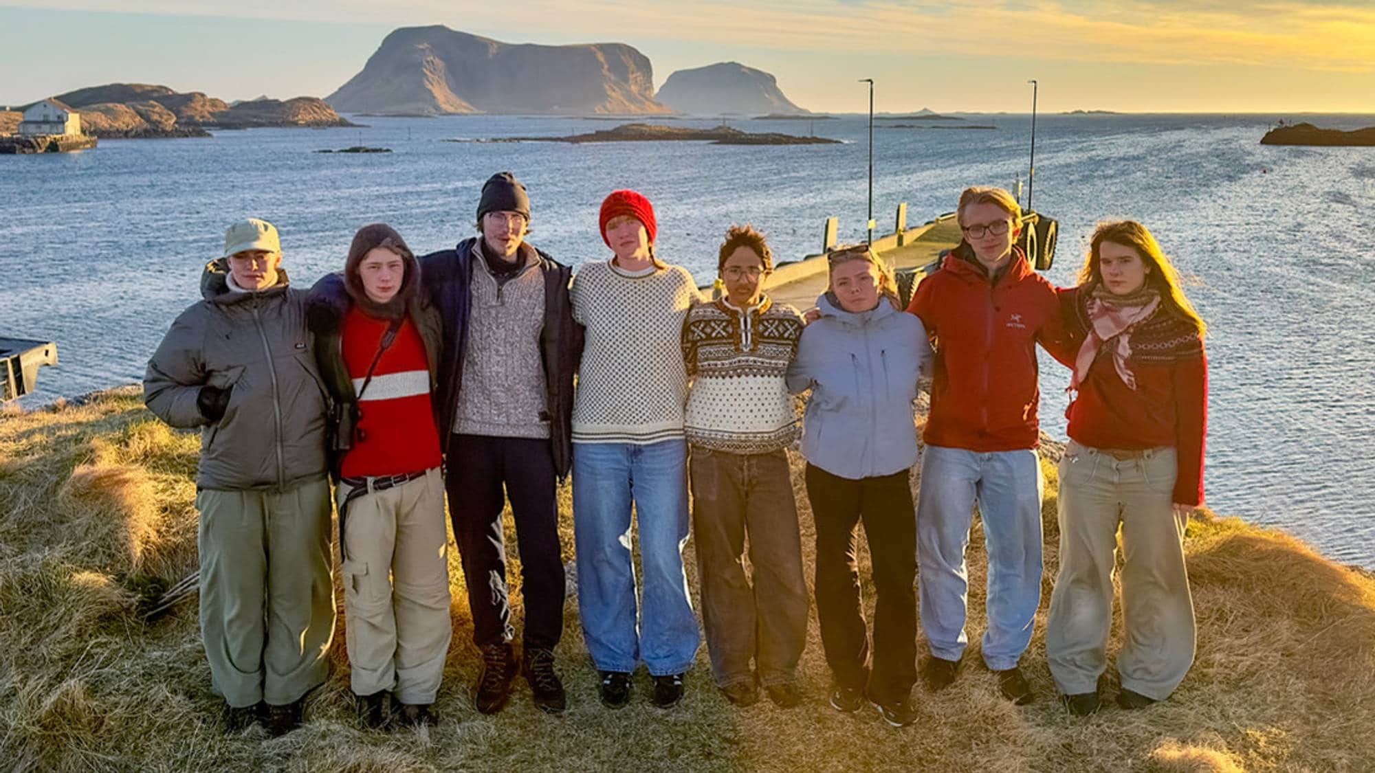 Elever foran vakker nordnorsk natur. 