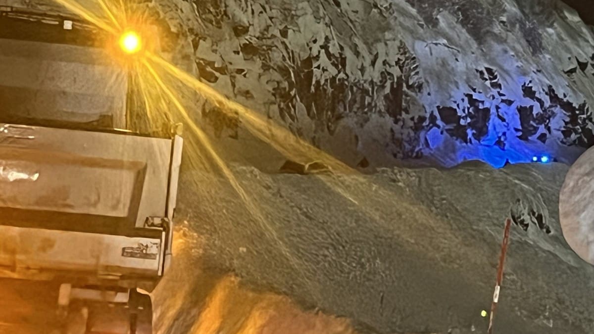Hammerfest isolert etter snøskred: Bil ble tatt av snømassene