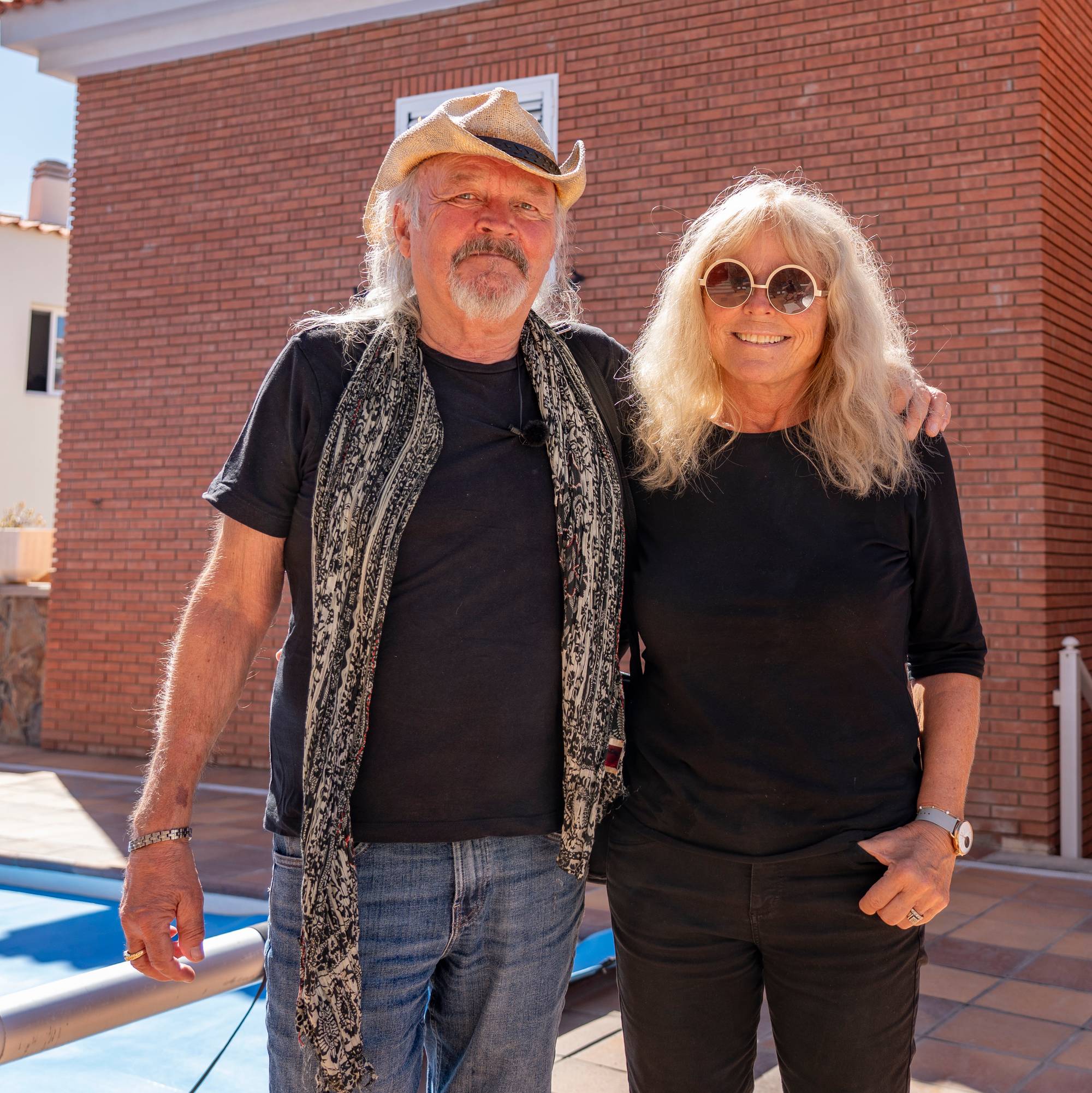 Terje Tysland og Unni Slettås Tysland foran bassenget sitt utenfor leiligheten i Arguineguin.