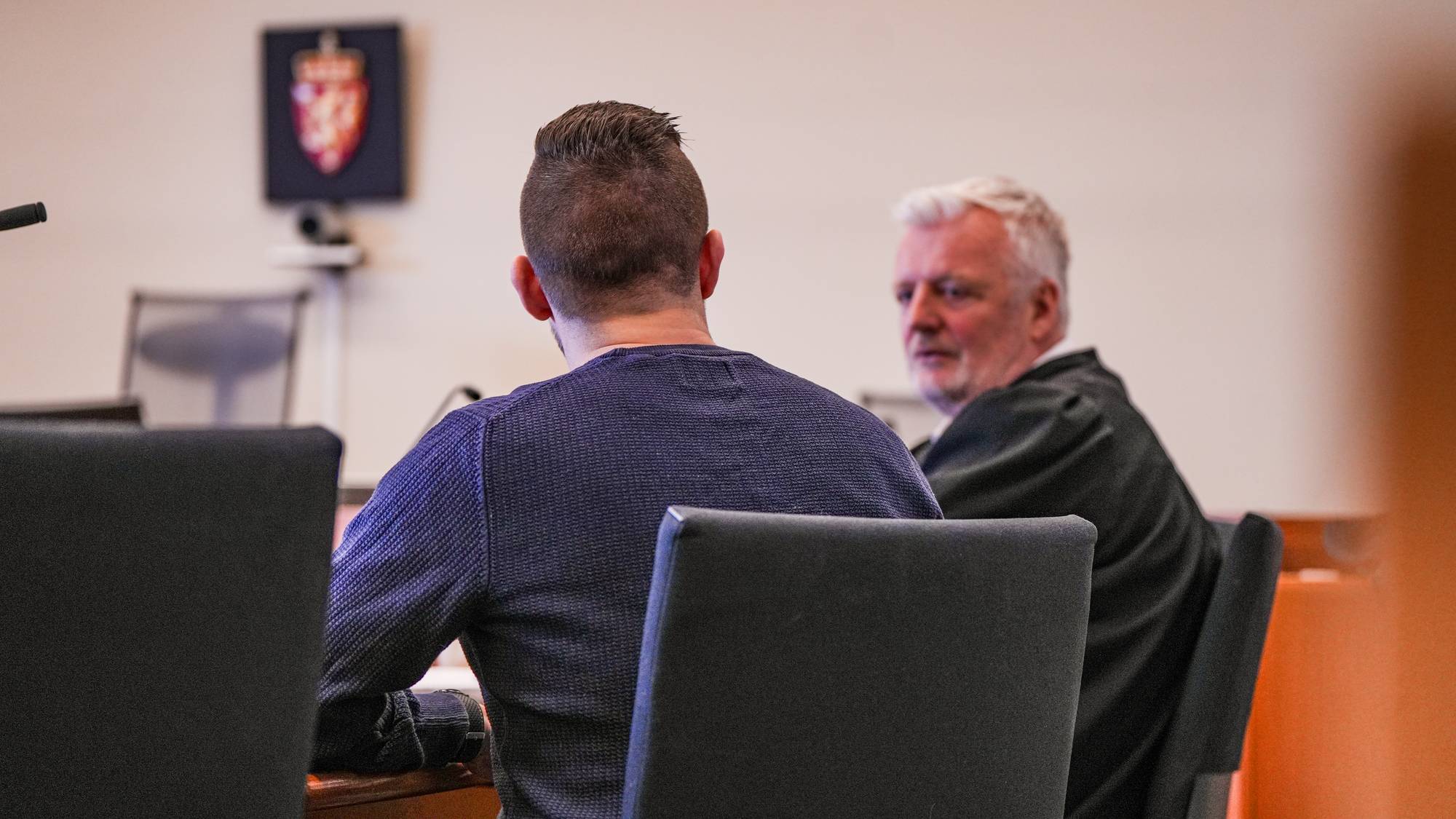 viser en mann bakfra med brunt hår
