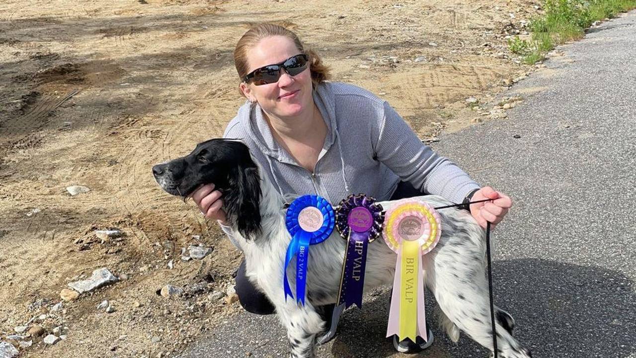 Annette Skogheim Hansen med hunden Crazy.