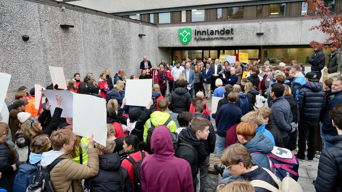 VGS-elever fra Dokka protesterte mot skolenedleggelser - ble ikke hørt