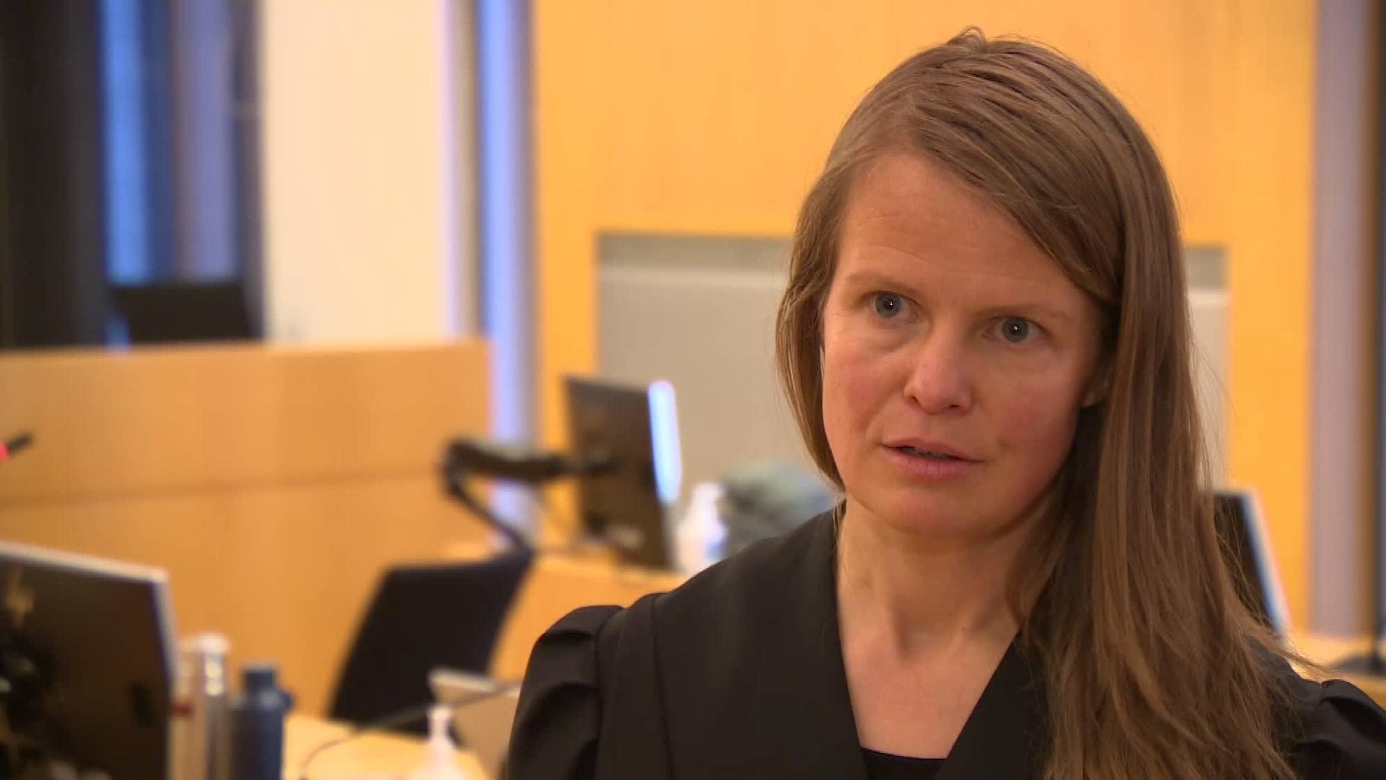 Regjeringsadvokat Ida Thue karanteneplikten må være generell for at den skal være effektiv.
Lagt opp av n23342 (Pedja Kalajdzic)
Se i Potion: http://potion.felles.ds.nrk.no/program/dc9dcad8-7148-4d87-9dca-d87148ed8733/pub/dc9dcad8-7148-4d87-9dca-d87148ed8733