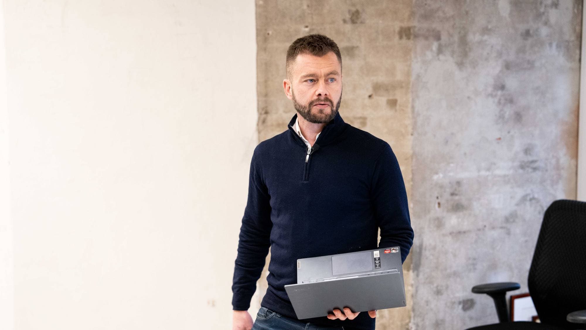 Nikolai Winge kommer gående med en datamaskin i hendene.
