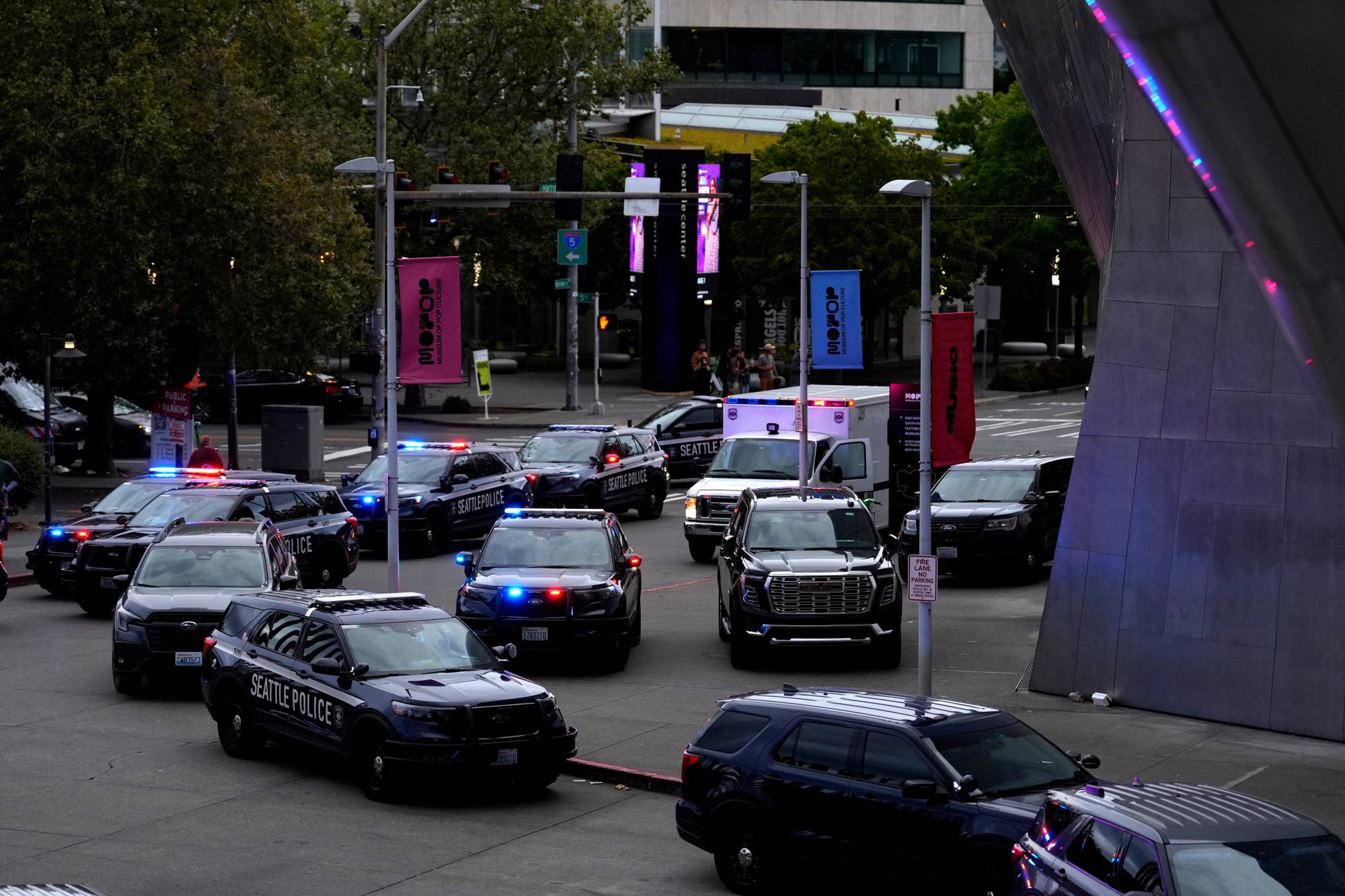 Politiet med mange patruljebiler ved turistattraksjonen Space Needle der festivalen ble arrangert.