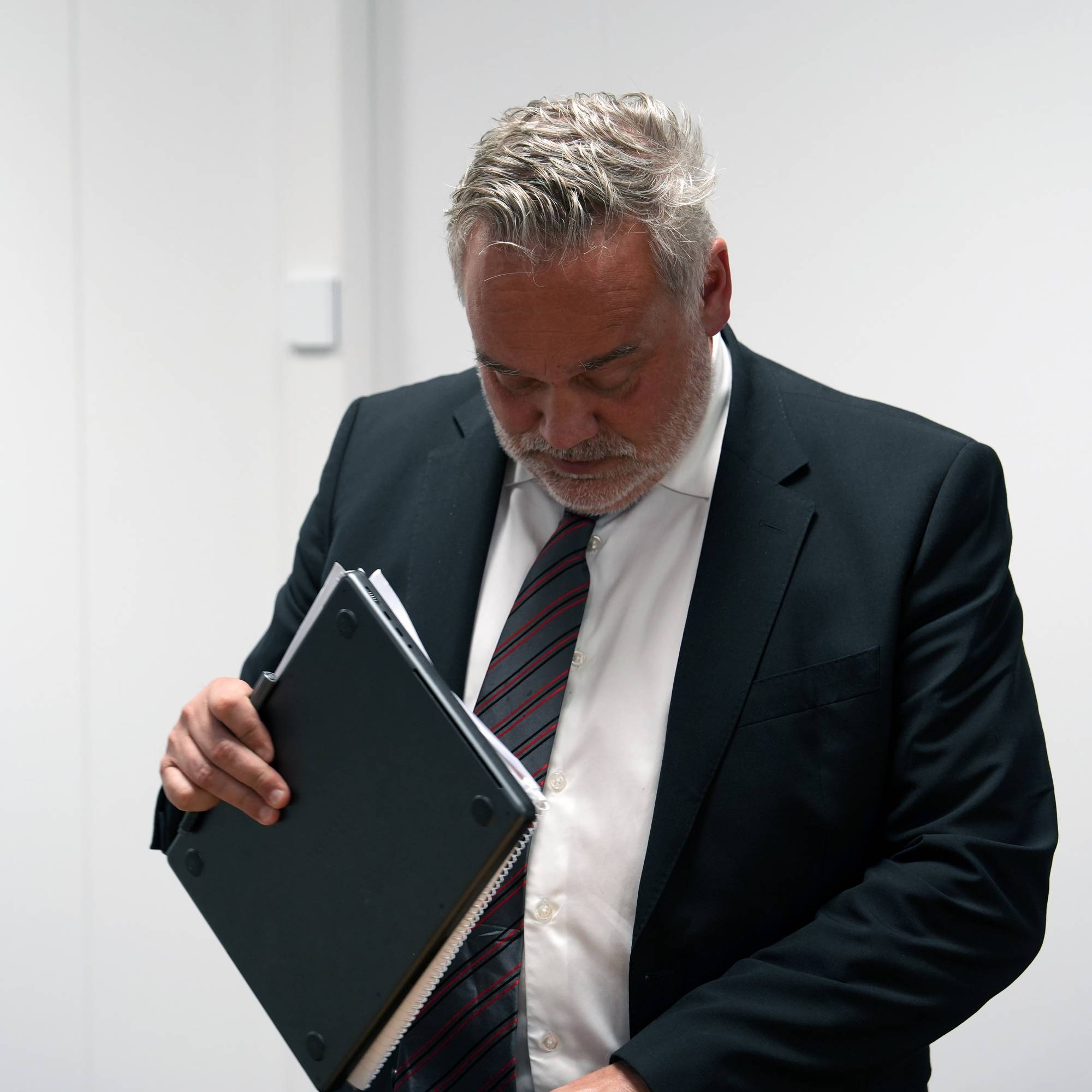 en mann i dress (Bildebeskrivelsen er laget av en KI-tjeneste)