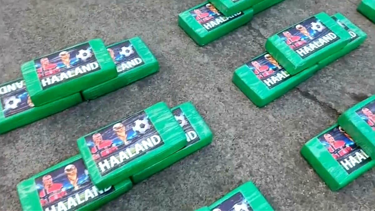 Haaland klistret på kokainpakker i Ecuador Politiet i Ecuador har beslaglagt 469 kilo kokain i en lastebil nær grensen til Colombia, der emballasjen var merket med ansiktet til den norske fotballstjernen Erling Braut Haaland.
Bilder fra lokalt politi viser hvordan de plukker ut pakker under et lasteplan på en liten lastebil. Alle de grønne pakkene har klistremerker med Haaland.
Narkotikakarteller bruker ofte bilder av kjente idrettsprofiler for å merke varene sine.
Én person er pågrepet etter funnet.