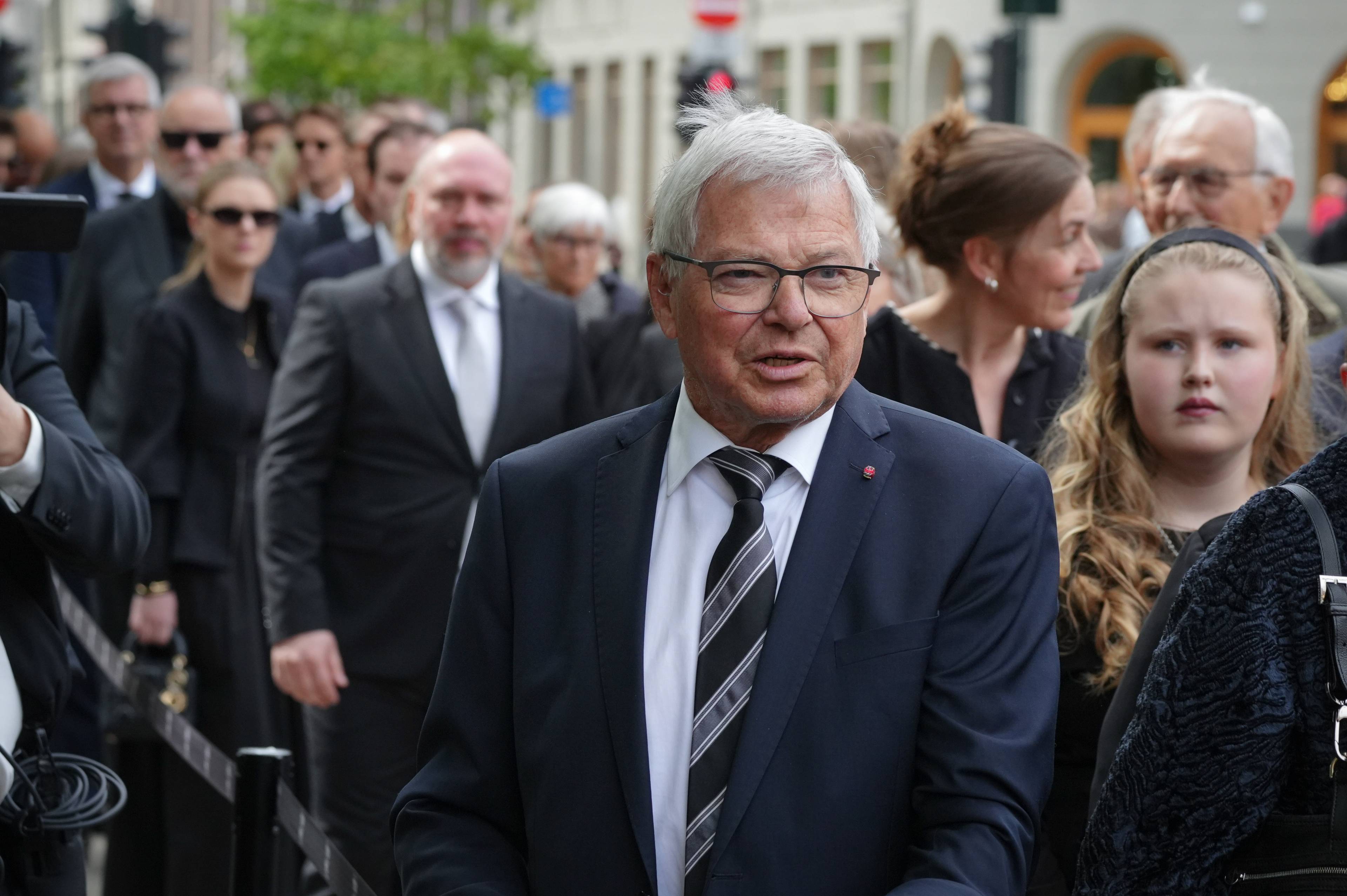 Tidligere statsminister Kjell Magne Bondevik iført dress og slips under en bisettelse.