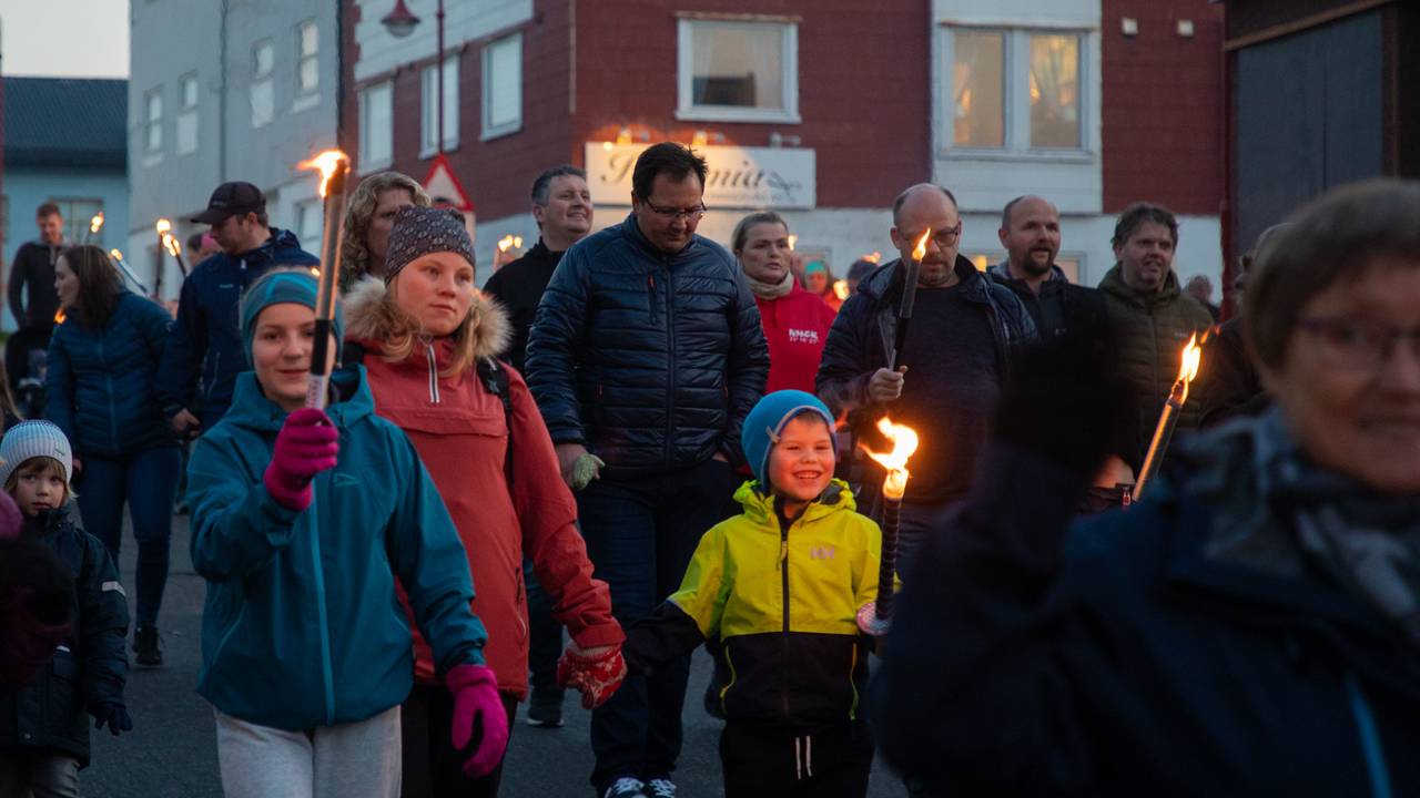 Fakkeltog i Honningsvåg for et varmere samfunn.