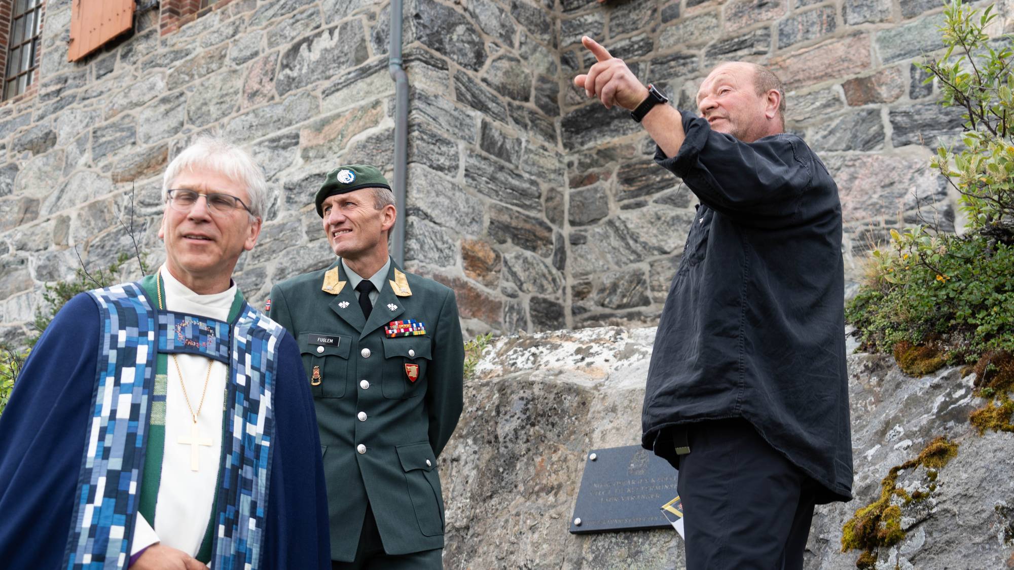 Olav Fykse Tveit, John Olav Fuglem og Wiggo Hansen fotografert utenfor Kong Oscar den andres kapell i Grense Jakobselv.