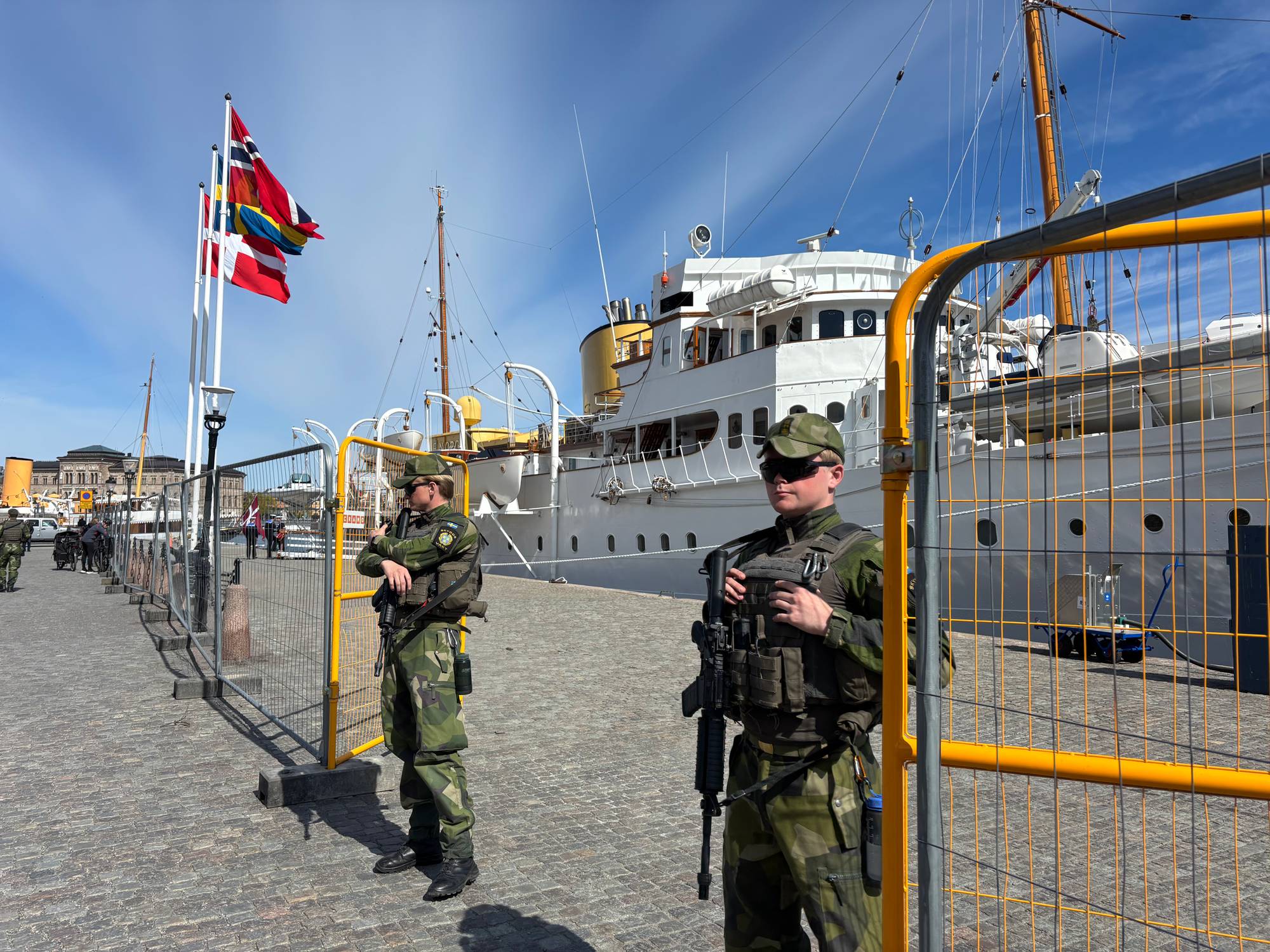Væpnede vakter holder vakt ved kongeskipet "Norge" som ligger til kai i Stockholm
