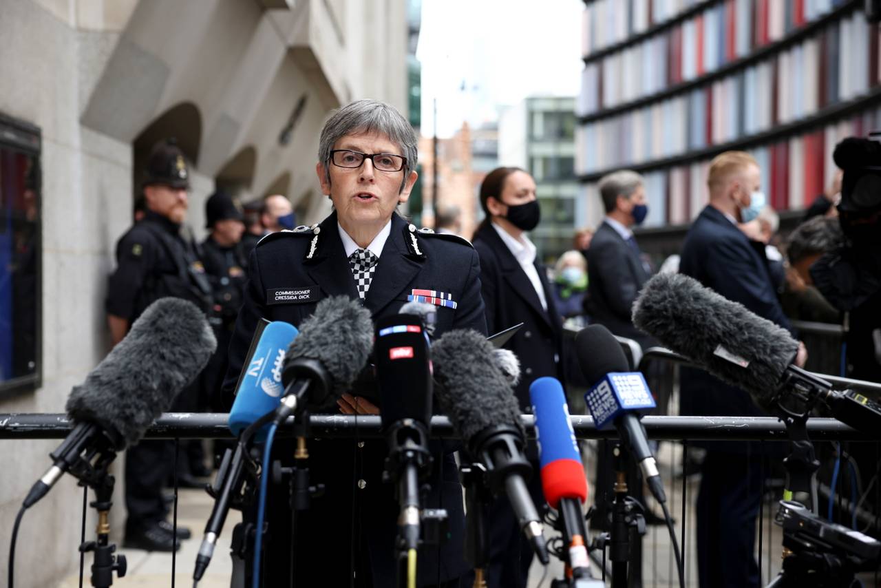Cressida Dick, sjef for politiet i London, holder en tale/appell til pressen etter det ble kjent at morderen til Sarah Everard ble dømt til fengsel på livstid. Hun har på seg sort uniform, har rektangulære briller og kort, grått hår.