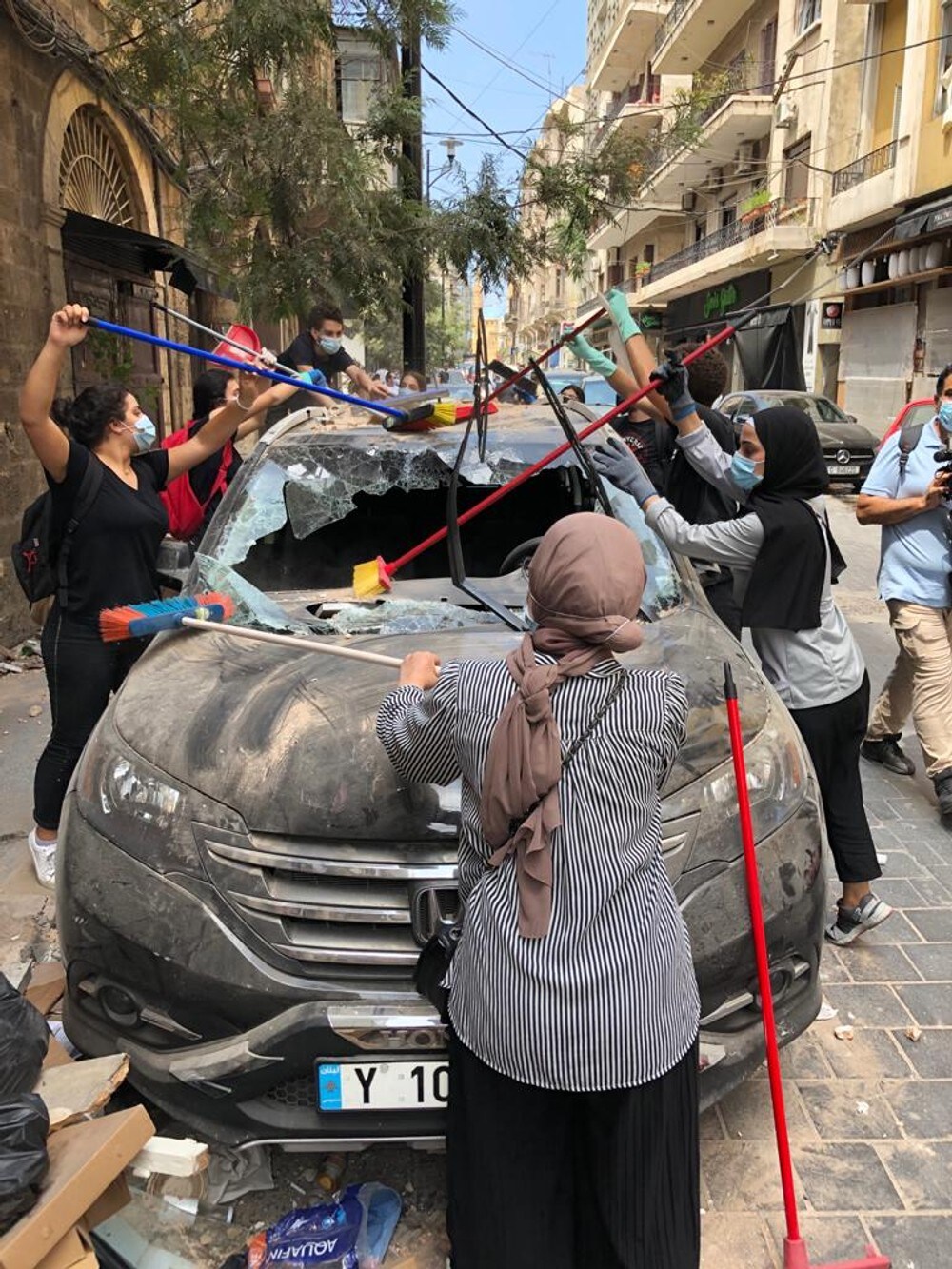 Når myndighetene i Beirut ikke rydder opp, trår tusenvis av frivillige til