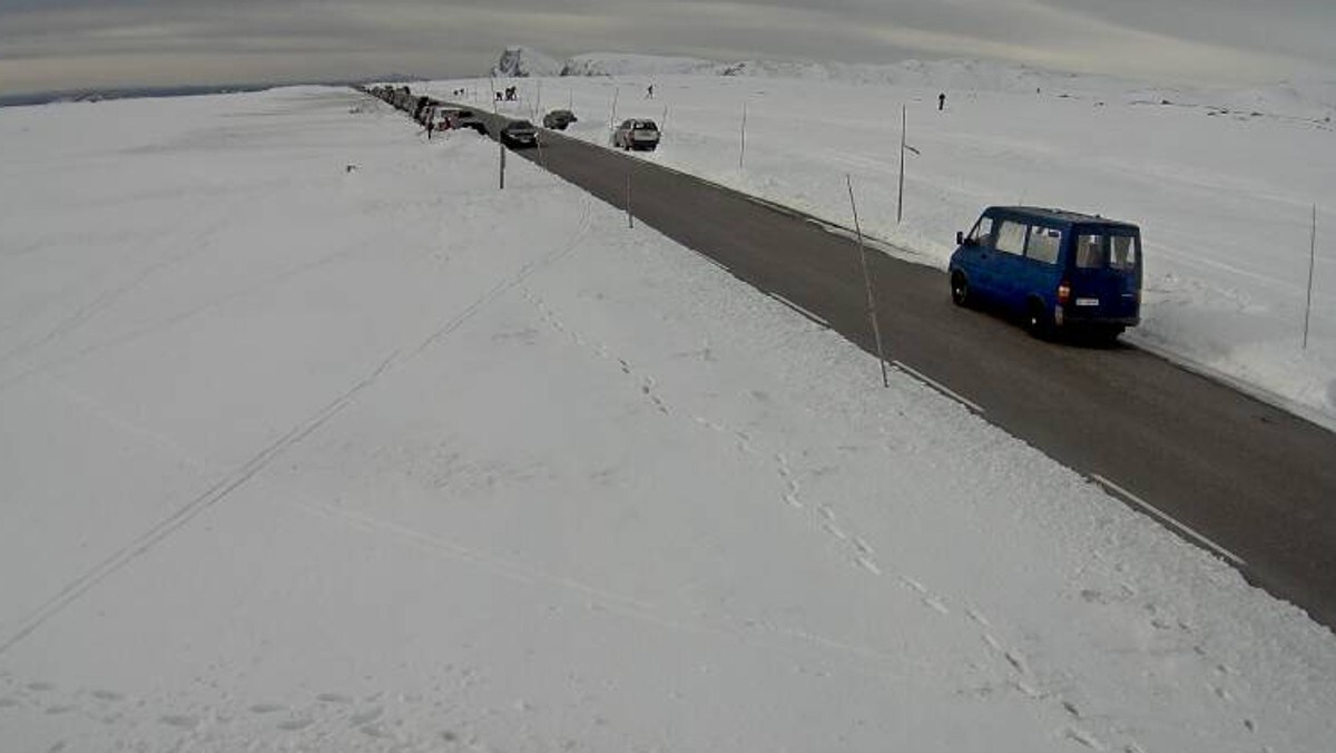 Trafikkaos på Valdresflye måndag: Bilar står igjen langs vegen