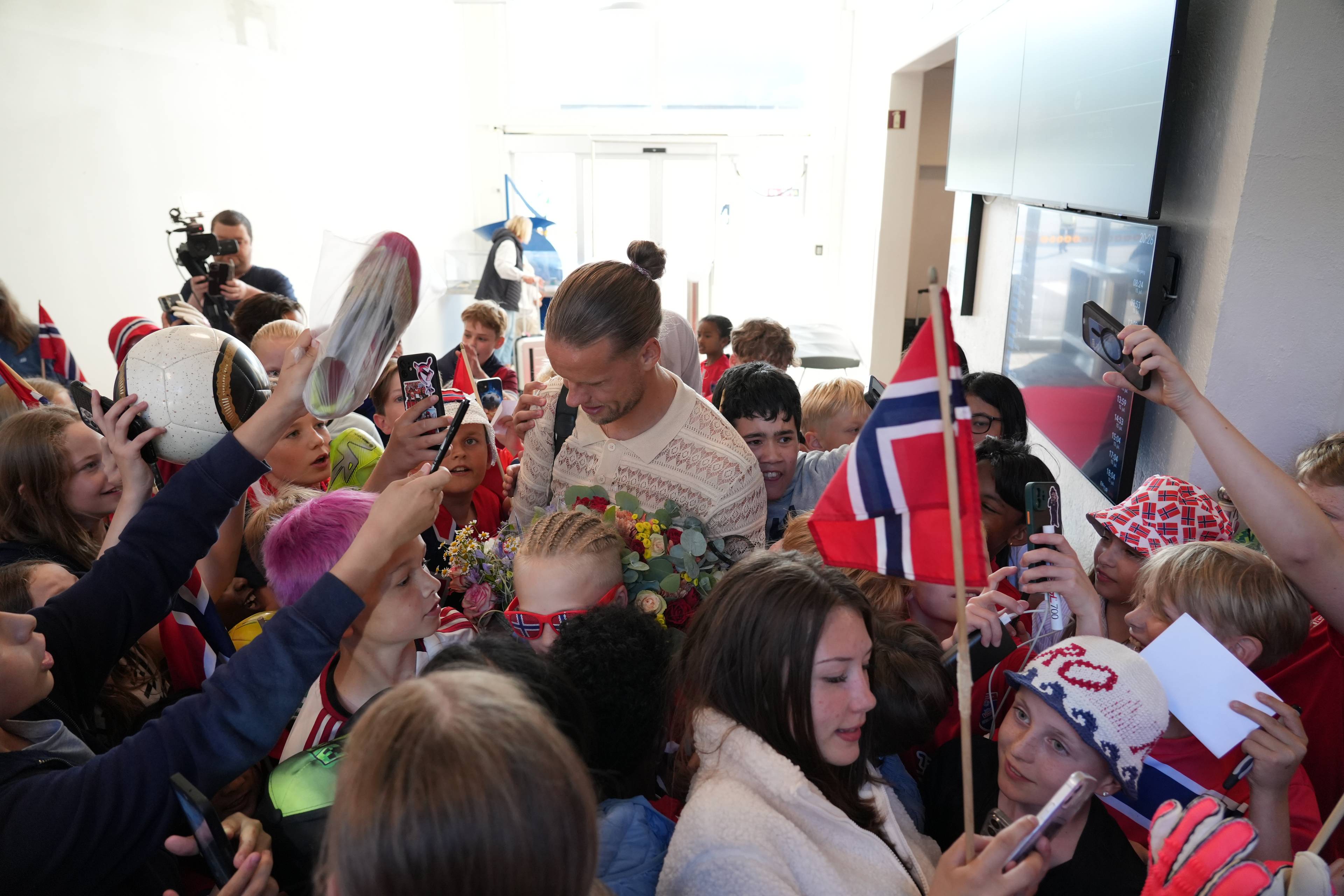 Landslags keeper og VM helt Ørjan Håskjold Nyland kjem heim til Ørsta og Volda lufthamn tysdag kveld. Nyland har akkurat spilt i VM i fotball i USA.