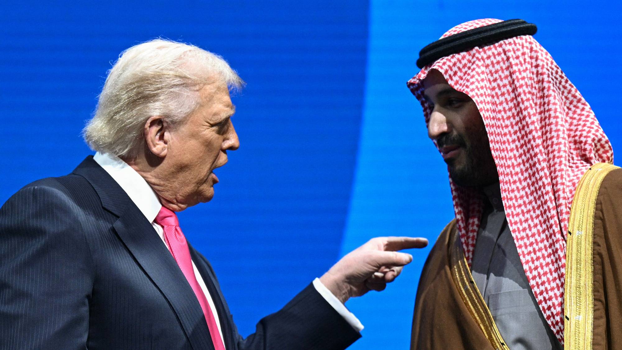 Saudi-Arabias kronprins og statsminister Mohammed bin Salman og USAs president Donald Trump taler under det amerikansk-saudiarabiske investeringsforumet i John F. Kennedy Center for the Performing Arts i Washington D.C. 19. november 2025.