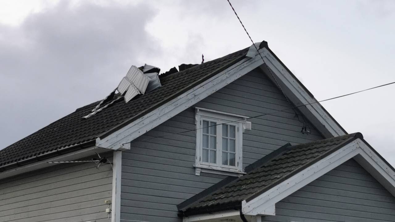 Skader på hustak på Veiholmen etter kraftig vind