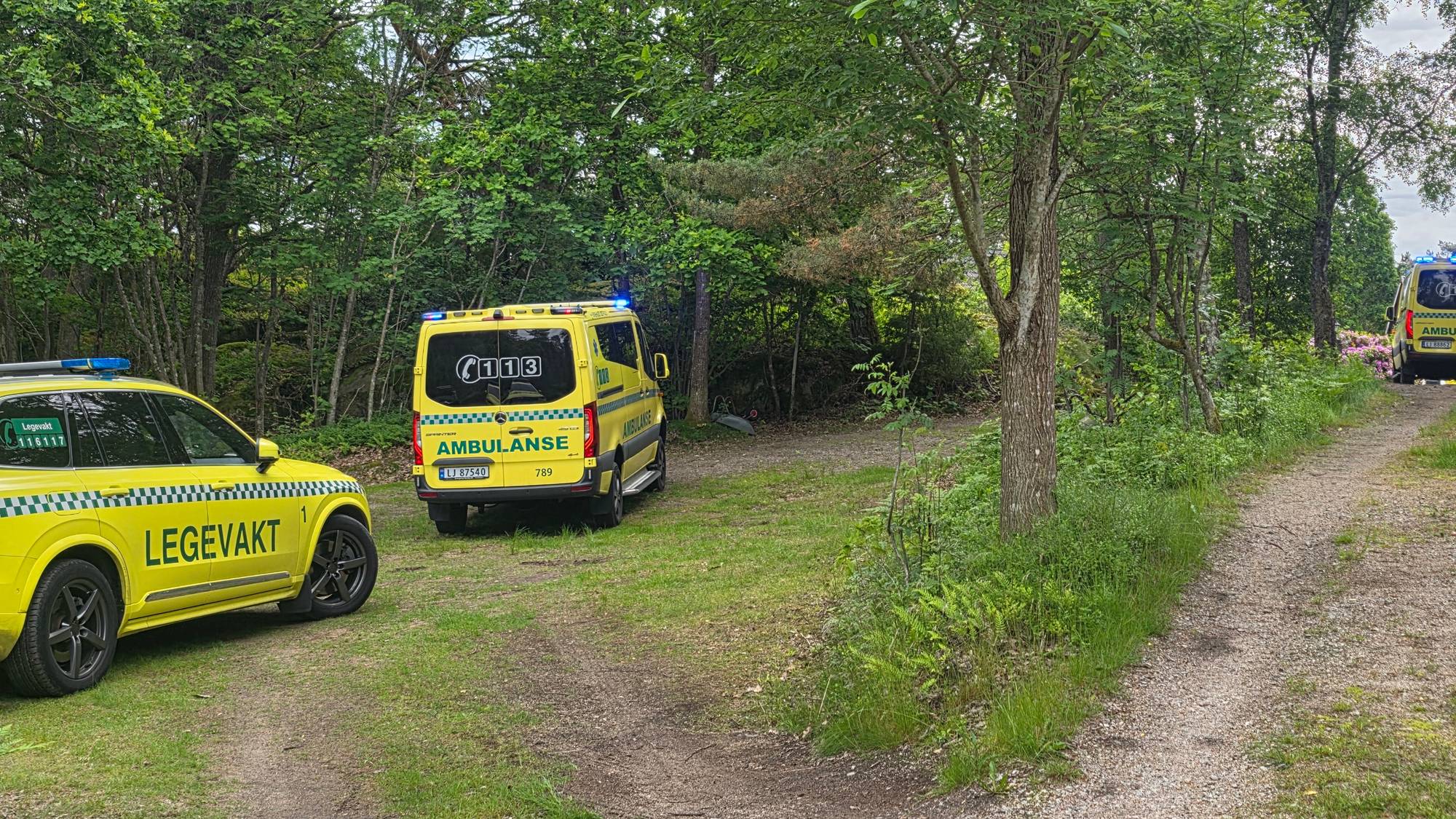 Ambulanse har ankommet stedet.