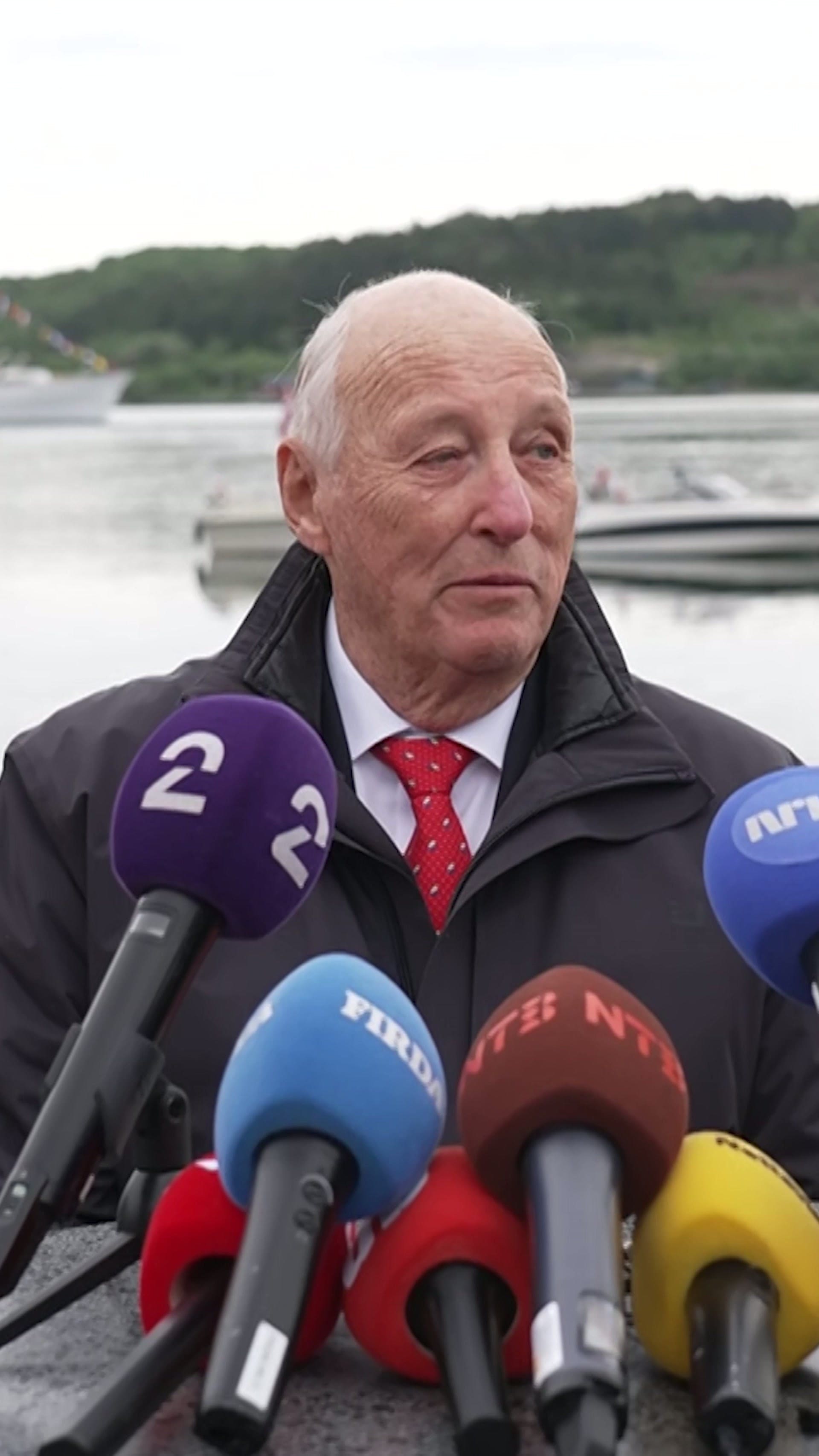 Kong Harald: – Dronningen er på vei hjem