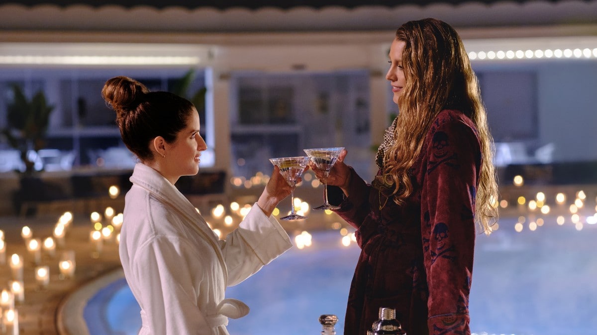 Anmeldelse: Middels morsomt mordmysterium i «Another Simple Favor»