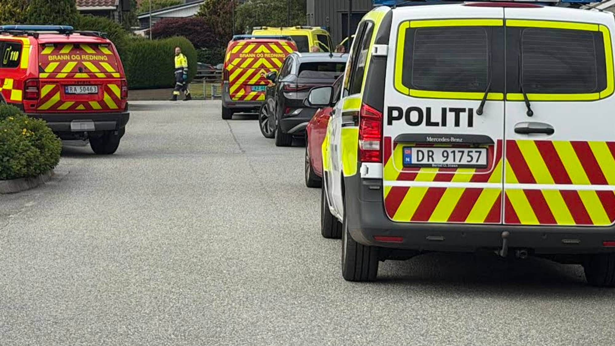 to politibiler og to brannbiler i et boligstrøk på Nærbø. 