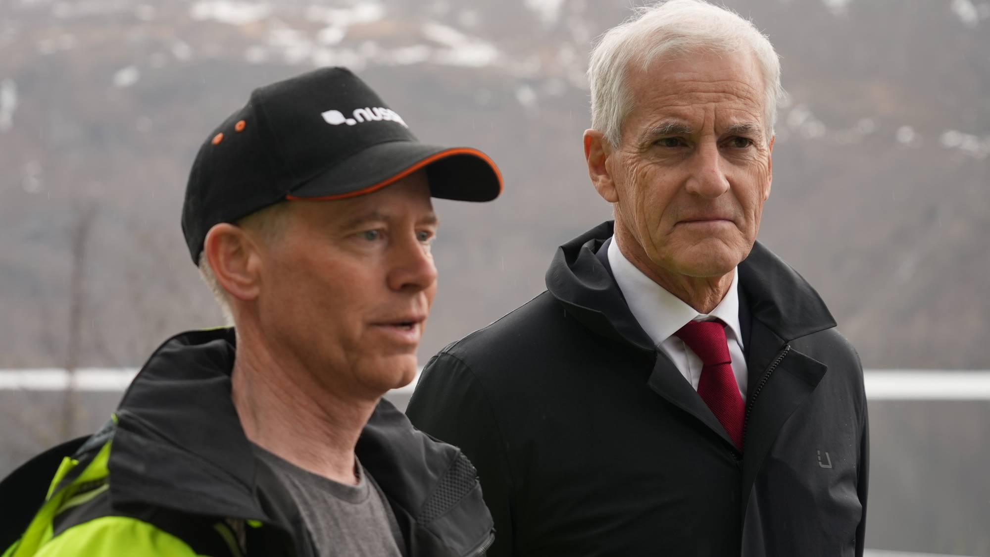 Øystein Rusfeldt står ved siden av Jonas Gahr Støre