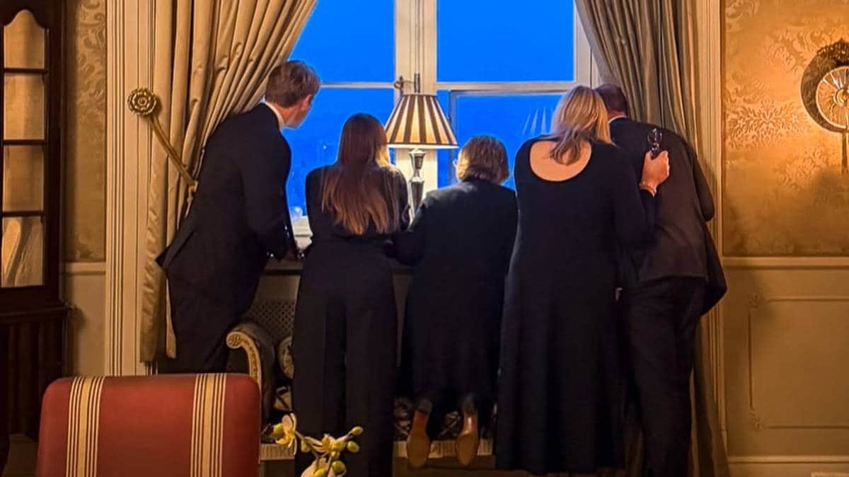 Deler bilde av kongefamilien som ser ut på Slottsplassen