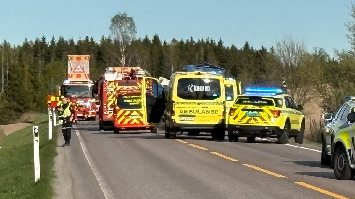 Person fastklemt etter alvorlig trafikkulykke i Nordre Follo