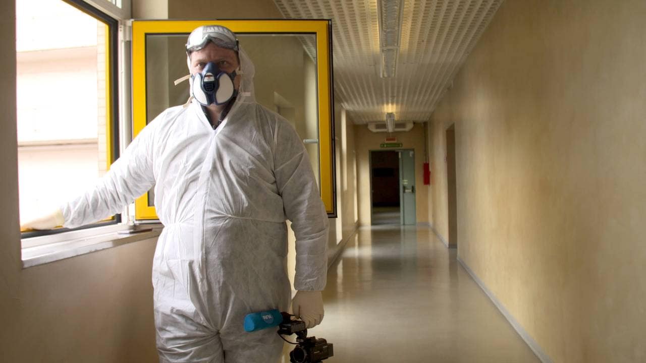 Roger Sevrin Bruland er ikledd smittevernutstyr inne på San Gerardo-sykehuset i Monza utenfor Milano