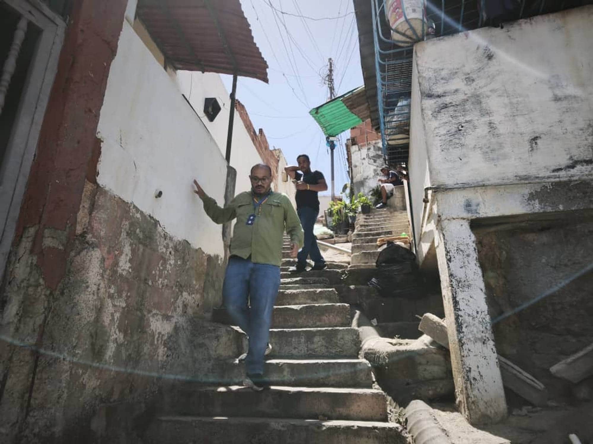 Mann går ned trapp mellom hus i Caracas