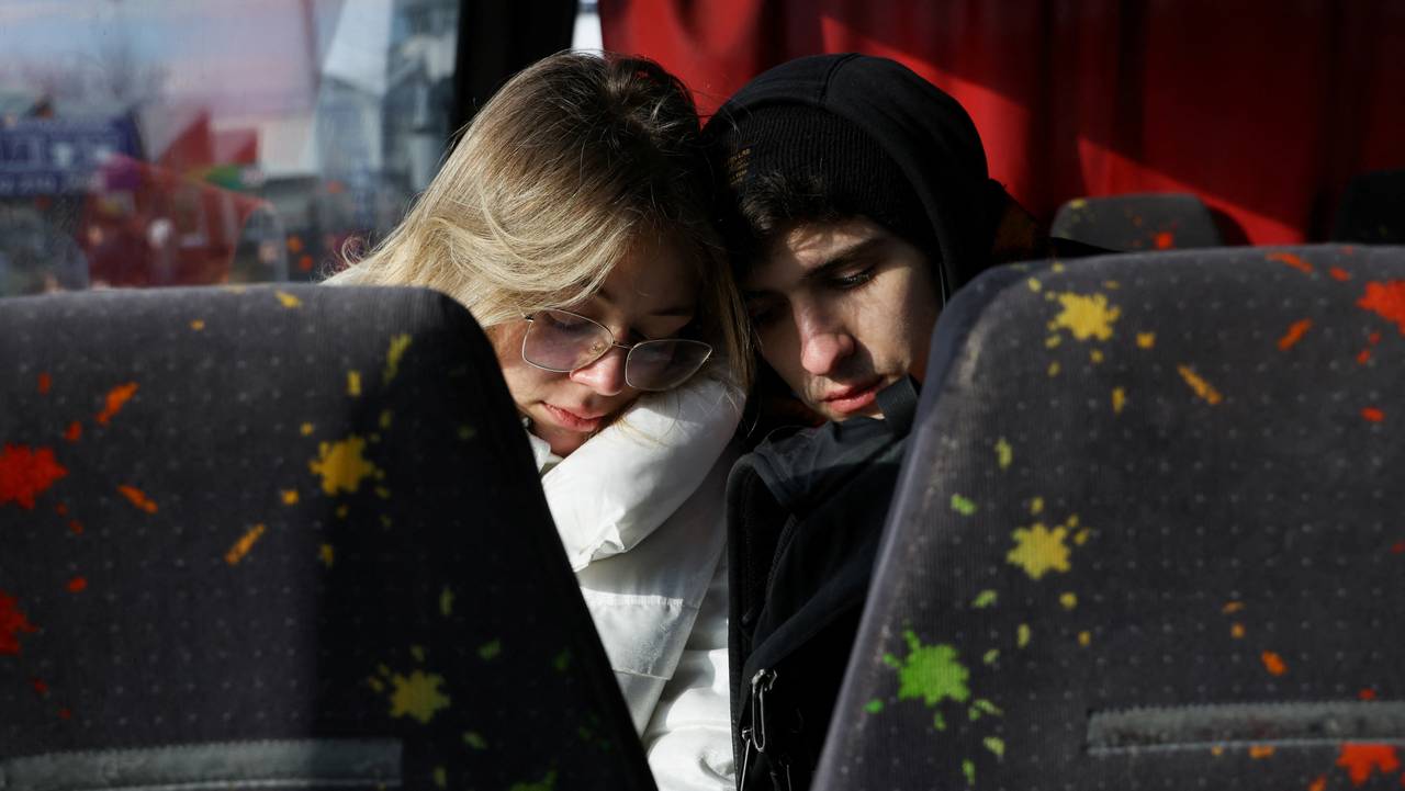 Et kjærestepar på bussen som snart krysser grensen over til Polen.