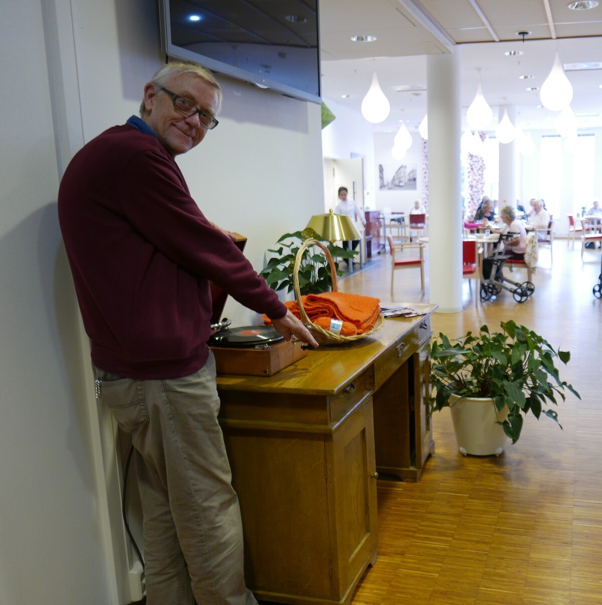 Åpner nytt regnbuefarget seniortilbud – NRK Oslo og Viken Jubler over brille til 50.000 kroner – NRK Vestfold og